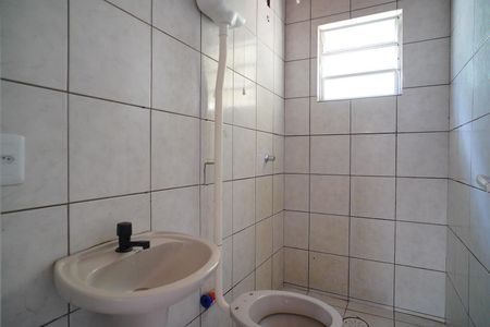 Banheiro social de casa para alugar com 2 quartos, 70m² em Passo D’areia, Porto Alegre