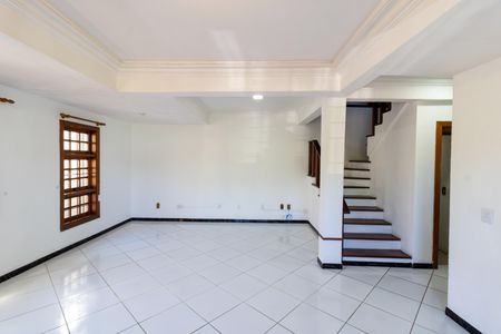Casa à venda com 300m², 4 quartos e 3 vagas Casa à venda com 300m², 4 quartos e 3 vagasSala