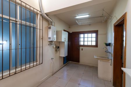 Casa à venda com 300m², 4 quartos e 3 vagas Casa à venda com 300m², 4 quartos e 3 vagasÁrea de serviço