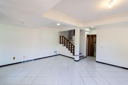 Casa à venda com 300m², 4 quartos e 3 vagas Casa à venda com 300m², 4 quartos e 3 vagasSala