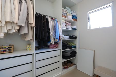 Casa de condomínio para alugar com 296m², 3 quartos e 4 vagas Casa de condomínio para alugar com 296m², 3 quartos e 4 vagasCloset da Suíte 1