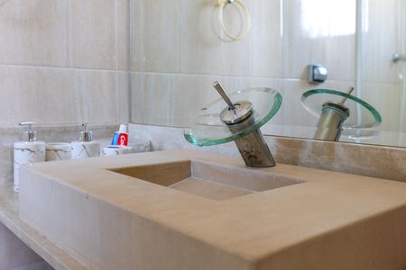 Casa de condomínio para alugar com 296m², 3 quartos e 4 vagas Casa de condomínio para alugar com 296m², 3 quartos e 4 vagasBanheiro da Suíte 2