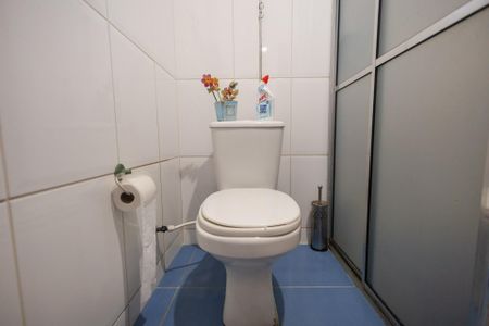 Casa de condomínio para alugar com 200m², 4 quartos e 1 vaga Casa de condomínio para alugar com 200m², 4 quartos e 1 vagaBanheiro Corredor 1 andar