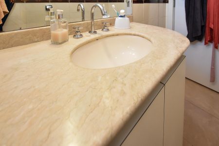 Apartamento à venda com 75m², 2 quartos e 1 vagabanheiro corredor
