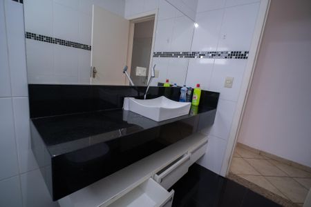 Casa à venda com 250m², 4 quartos e 2 vagasBanheiro 2