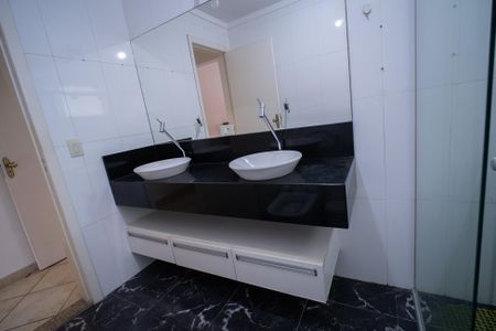 Casa à venda com 250m², 4 quartos e 2 vagasBanheiro 1