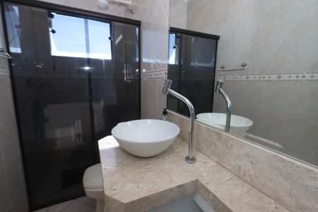 Casa de condomínio à venda com 126m², 3 quartos e 2 vagasBanheiro Social