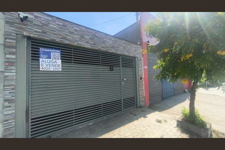 Casa à venda com 223m², 3 quartos e 2 vagasFachada + Plaquinha