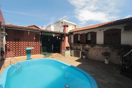 Casa à venda com 244m², 3 quartos e 3 vagasPiscina