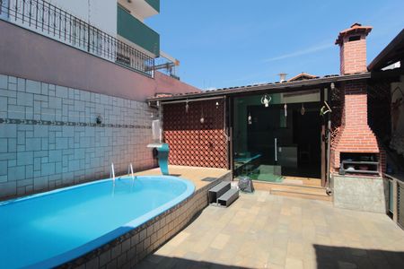 Casa à venda com 244m², 3 quartos e 3 vagasPiscina
