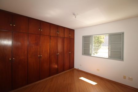 Casa à venda com 293m², 6 quartos e 4 vagasQuarto 2