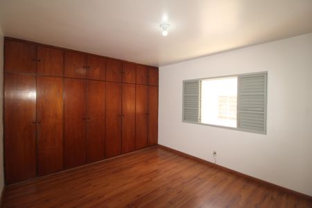 Casa à venda com 293m², 6 quartos e 4 vagasQuarto 1