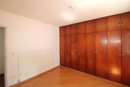 Casa à venda com 293m², 6 quartos e 4 vagasQuarto 2