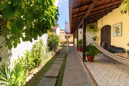 Casa à venda com 518m², 3 quartos e 2 vagas Casa à venda com 518m², 3 quartos e 2 vagasÁrea externa