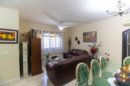 Casa à venda com 518m², 3 quartos e 2 vagas Casa à venda com 518m², 3 quartos e 2 vagasSala