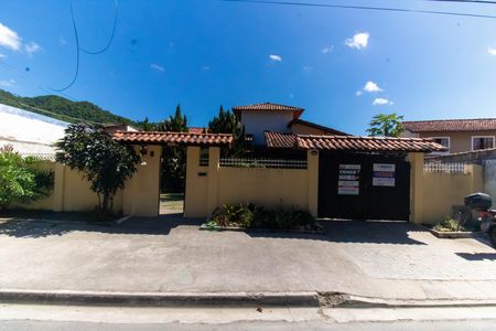 Fachada de casa à venda com 3 quartos, 518m² em Itaipu, Niterói