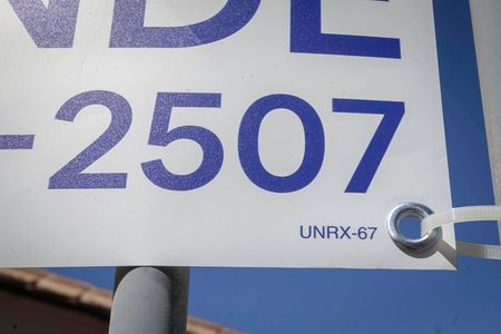 Casa de condomínio à venda com 56m², 2 quartos e 1 vaga Casa de condomínio à venda com 56m², 2 quartos e 1 vagaFachada