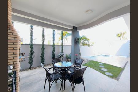 Casa de condomínio à venda com 300m², 3 quartos e 4 vagasQuintal