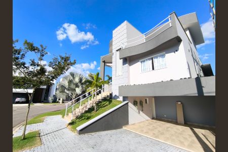 Casa de condomínio à venda com 300m², 3 quartos e 4 vagasFachada