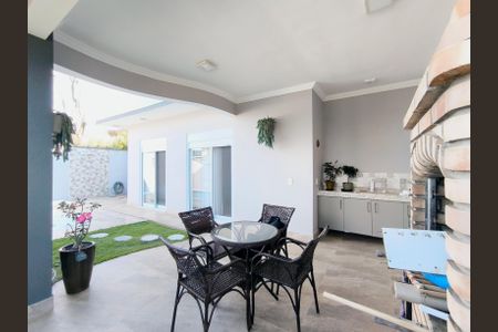 Casa de condomínio à venda com 300m², 3 quartos e 4 vagasQuintal