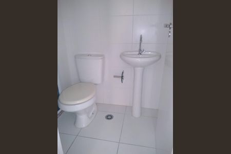 Banheiro de apartamento para alugar com 2 quartos, 32m² em Vila Carmosina, São Paulo