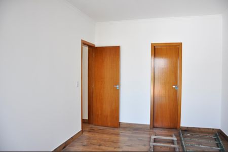 Casa à venda com 100m², 3 quartos e 2 vagas Casa à venda com 100m², 3 quartos e 2 vagasDetalhe - Quarto 01 com Suíte e Varanda