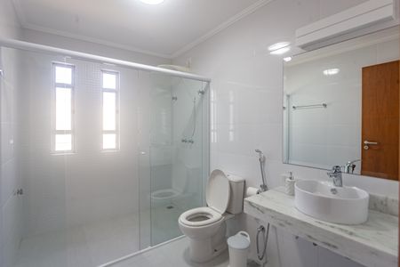 Casa à venda com 410m², 4 quartos e 4 vagasBanheiro da Suíte 2