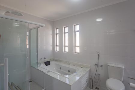 Casa à venda com 410m², 4 quartos e 4 vagasBanheiro da Suíte 3