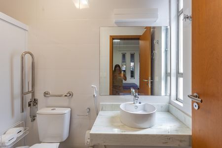 Casa à venda com 410m², 4 quartos e 4 vagasBanheiro da Suíte 1
