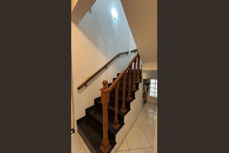 Casa à venda com 270m², 3 quartos e 2 vagasEscada