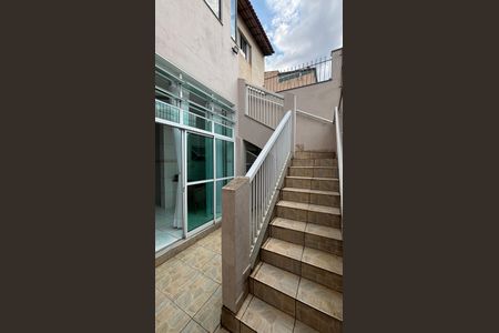 Casa à venda com 270m², 3 quartos e 2 vagasEscada - Quintal