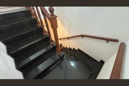 Casa à venda com 270m², 3 quartos e 2 vagasEscada