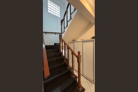 Casa à venda com 270m², 3 quartos e 2 vagasEscada