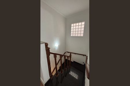 Casa à venda com 270m², 3 quartos e 2 vagasEscada
