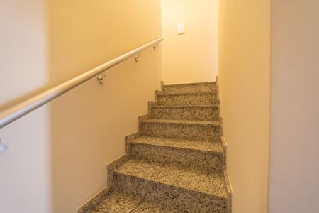 Casa de condomínio à venda com 180m², 3 quartos e 2 vagasEscada