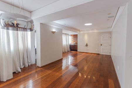 Apartamento para alugar com 141m², 4 quartos e 2 vagas Apartamento para alugar com 141m², 4 quartos e 2 vagasSala