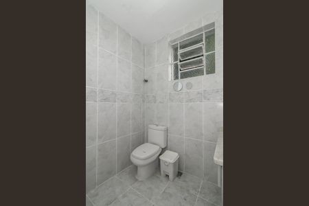 Banheiro de apartamento à venda com 1 quarto, 40m² em Auxiliadora, Porto Alegre