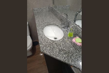 Banheiro social de apartamento para alugar com 3 quartos, 206m² em Jardim Monte Kemel, São Paulo