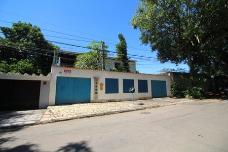 Casa para alugar com 340m², 4 quartos e 3 vagasFachada