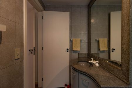 Apartamento à venda com 155m², 3 quartos e 3 vagas Apartamento à venda com 155m², 3 quartos e 3 vagasBanheiro da Suíte 1