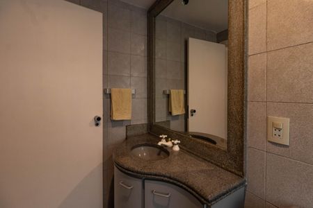 Apartamento à venda com 155m², 3 quartos e 3 vagas Apartamento à venda com 155m², 3 quartos e 3 vagasBanheiro da Suíte 1