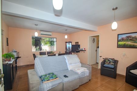 Casa à venda com 140m², 4 quartos e 3 vagas Casa à venda com 140m², 4 quartos e 3 vagasSala 2