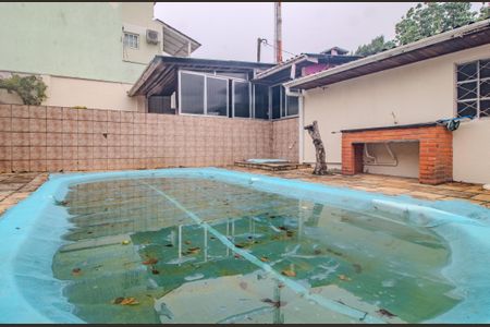 Casa à venda com 140m², 4 quartos e 3 vagas Casa à venda com 140m², 4 quartos e 3 vagasPiscina