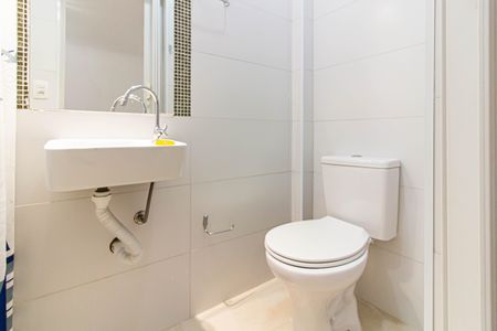 Banheiro de kitnet/studio para alugar com 1 quarto, 15m² em Perdizes, São Paulo