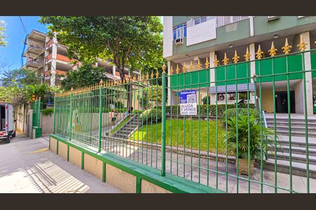 Apartamento à venda com 64m², 2 quartos e 1 vaga Apartamento à venda com 64m², 2 quartos e 1 vagaFachada do Prédio com placa