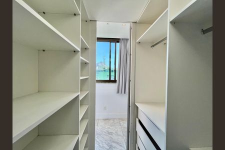 Apartamento à venda com 170m², 2 quartos e 2 vagasCloset da Suíte 2