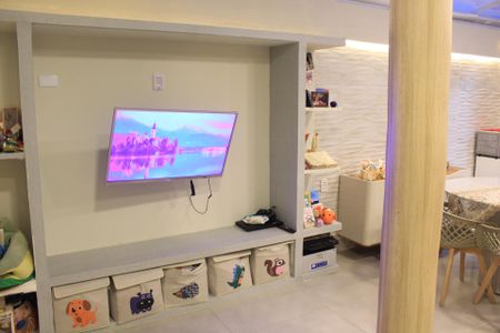 Sala de casa para alugar com 2 quartos, 80m² em Jardim Santa Paula, Cotia
