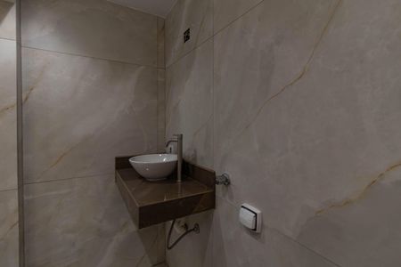 Banheiro de kitnet/studio para alugar com 1 quarto, 20m² em Água Branca, São Paulo