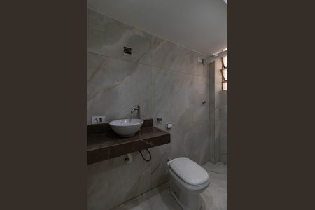 Banheiro de kitnet/studio para alugar com 1 quarto, 20m² em Água Branca, São Paulo