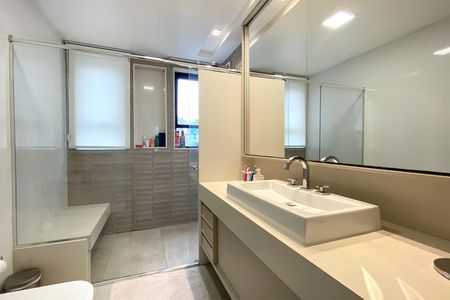 Apartamento à venda com 200m², 4 quartos e 3 vagasBanheiro da Suíte 1